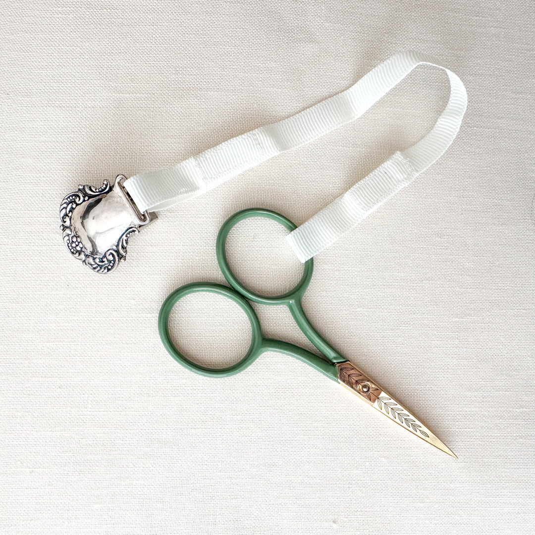 【GRAVER】Heart Board Embroidery White Clip Short Padding mxeo0098.jpg